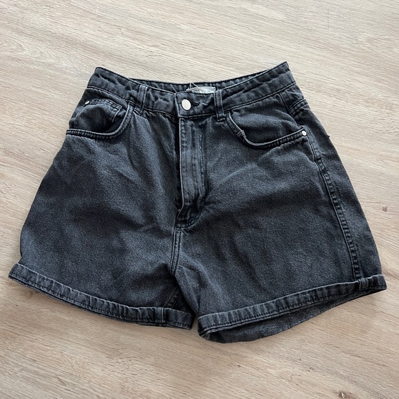 AS IS Zara mom-style stiff denim shorts in washed black, SZ likely 2 - Picture 5 of 9